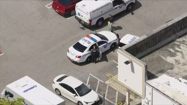 Police: Robber armed with machete injures 2 outside supermarket in Miami