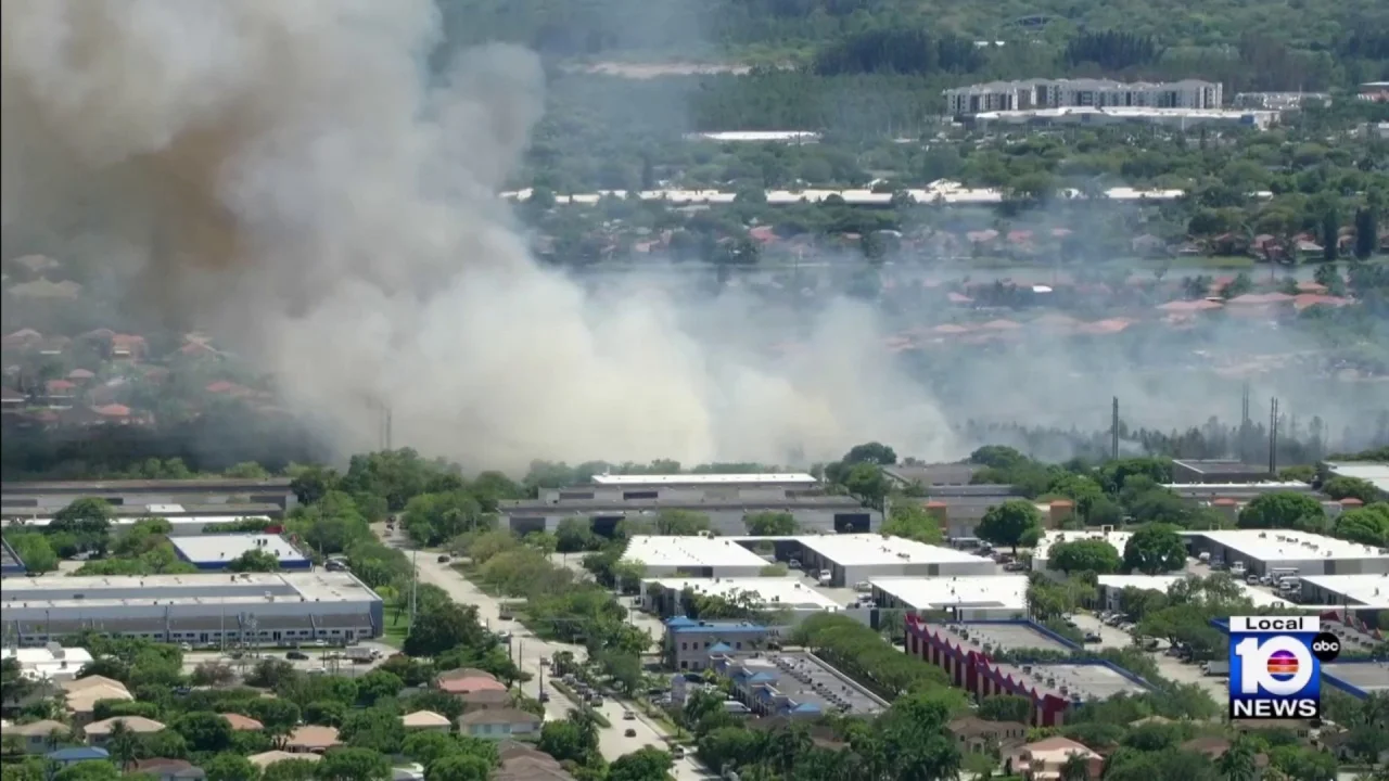 Grass fire breaks out in southwest Miami-Dade